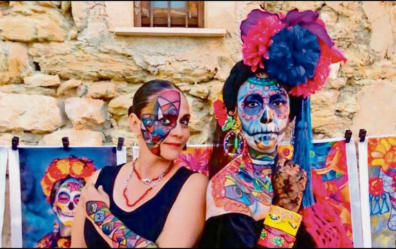 Tessy de Theresa posa con la fotógrafa Paulina Sevilla, durante la intervención de la artista plástica afuera del Palacio de Cammarata. CORTESÍA