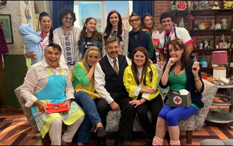 El programa aborda la problemática de una peculiar y numerosa familia mexicana, que tiene que vivir bajo el mismo techo sorteando las divertidas peripecias que se derivan de su excesivamente estrecha convivencia. CORTESÍA