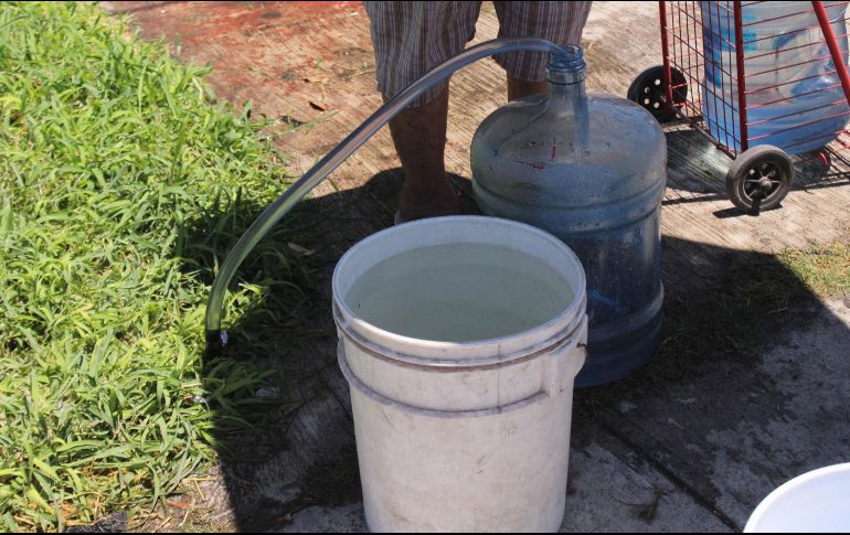 Debido a que el agua de la llave sale contaminada con lodo, se ha incrementado la demanda de agua purificada para beber o cocinar. SUN/ARCHIVO