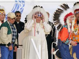 El jefe Wilton Littlechild entregó a Francisco el tocado el lunes, colocándoselo en la cabeza en medio de los vítores de una audiencia en Maskwacis, Alberta. AP/E. Gay