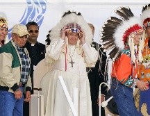 El jefe Wilton Littlechild entregó a Francisco el tocado el lunes, colocándoselo en la cabeza en medio de los vítores de una audiencia en Maskwacis, Alberta. AP/E. Gay