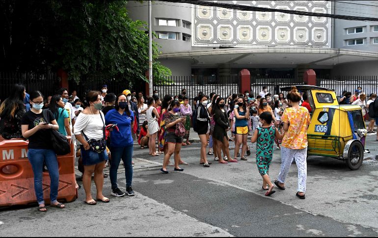Residentes esperan en la calle tras salir de un edificio que se remeció con el sismo. AFP/J. Sta