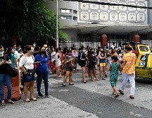 Residentes esperan en la calle tras salir de un edificio que se remeció con el sismo. AFP/J. Sta