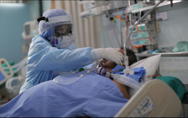 A pesar de la baja en contagios, subieron las hospitalizaciones. EFE/L. González