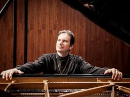 Además de deleitar con su música, el pianista Alessandro Marano ofrecerá una master class gratuita. CORTESÍA
