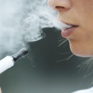 "Es como si fumaran 20 cigarrillos al día": los riesgos de los cigarrillos electrónicos que se han puesto de moda entre jóvenes y adolescentes