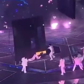 ¡Terrible! Cae pantalla en pleno concierto y lesiona a bailarines (VIDEO)