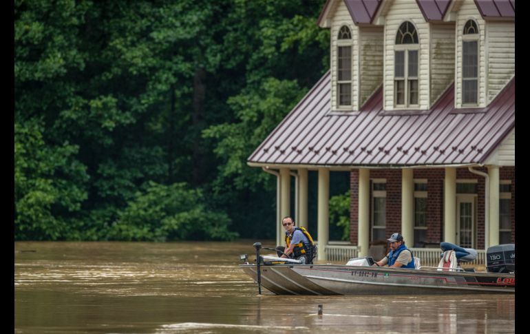 Algunas áreas del este de Kentucky registraron 20 centímetros de agua en 24 horas y alrededor de 25 mil hogares del estado se quedaron sin electricidad. AP/R. Hermens