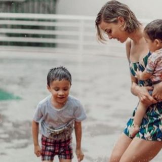 Mariana Rodríguez baila bajo la lluvia que por fin cayó en Monterrey (FOTOS)