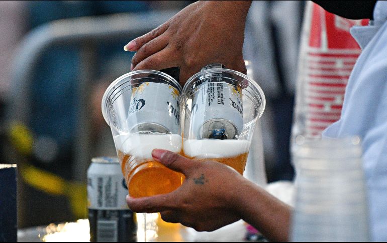 El Senado busca limitar la venta de cerveza en los estadios. IMAGO7