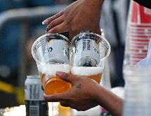 El Senado busca limitar la venta de cerveza en los estadios. IMAGO7