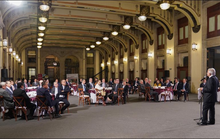 En las fotos que el propio López Obrador difundió del encuentro, se ve a Bremer sentado en una de las primeras mesas. TWITTER/@lopezobrador_