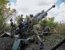 Militares ucranianos operan obuses modelo  M777 de 155 mm, que son  de fabricación estadounidense. EFE