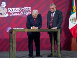 El Presidente López Obrador firma un decreto para abastecer de agua a la zona metropolitana de Monterrey, Nuevo León, hasta por 10 años. EFE / Presidencia de México