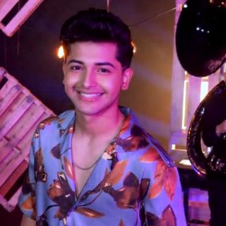 Neto Bernal presenta “Yo Estaba Solo”, primer avance de su álbum en vivo