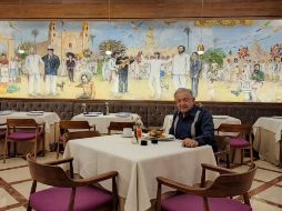 Previo que a iniciar la supervisión de la obra ferroviaria, el jefe del Ejecutivo federal estaba desayunando huevos motuleños. FACEBOOK / Andrés Manuel López Obrador