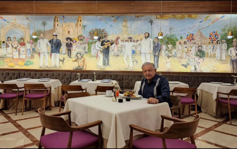 Previo que a iniciar la supervisión de la obra ferroviaria, el jefe del Ejecutivo federal estaba desayunando huevos motuleños. FACEBOOK / Andrés Manuel López Obrador