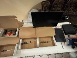 Los oficiales aseguraron un arma de fuego y tres cuchillos de cocina; también recuperaron una laptop, una consola de videojuegos y un monitor, así como joyería. ESPECIAL