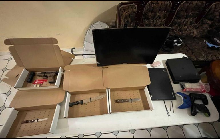 Los oficiales aseguraron un arma de fuego y tres cuchillos de cocina; también recuperaron una laptop, una consola de videojuegos y un monitor, así como joyería. ESPECIAL