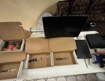 Los oficiales aseguraron un arma de fuego y tres cuchillos de cocina; también recuperaron una laptop, una consola de videojuegos y un monitor, así como joyería. ESPECIAL