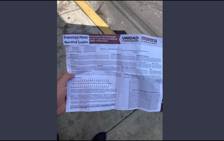 En las imágenes compartidas por John Ackerman se aprecia los formatos de afiliación con el nombre de las personas por las que debe votar. TWITTER / @JohnMAckerman