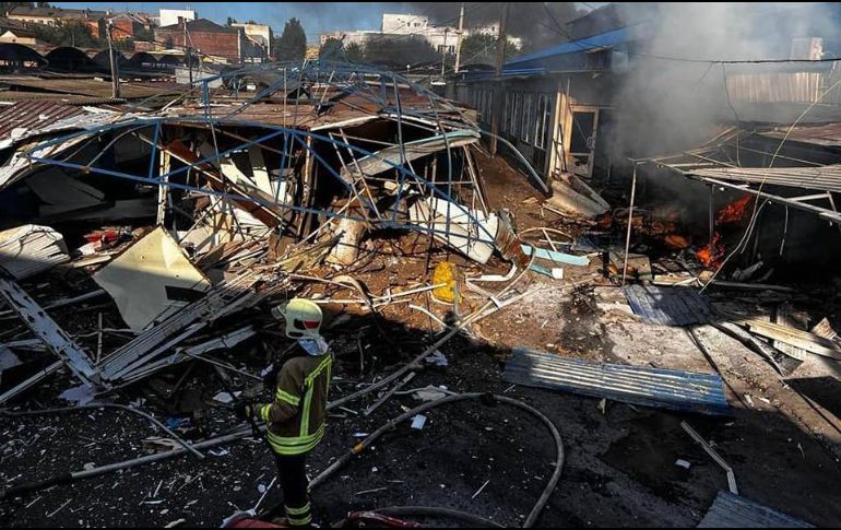 Advierten que miles de personas, incluidos niños, siguen en las zonas de combate de Donetsk. AFP