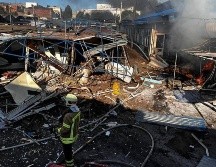Advierten que miles de personas, incluidos niños, siguen en las zonas de combate de Donetsk. AFP
