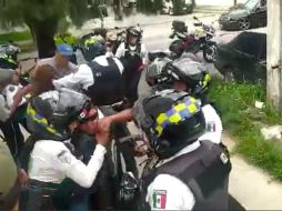 Policías viales detuvieron a un motociclista por no traer los papeles de su vehículo, pero es sometido por tres agentes y uno de ellos le da un puñetazo en la cara. ESPECIAL