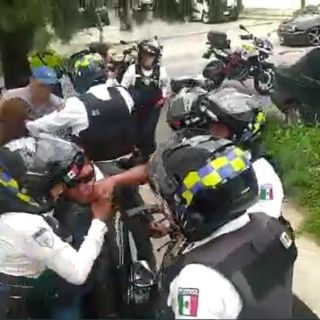 Graban a policía vial que le da un puñetazo a un motociclista (VIDEO)
