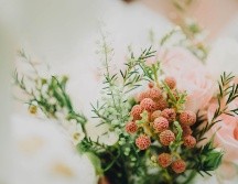 Uno de los momentos más esperados por las invitadas en las bodas es el lanzamiento del ramo de novia.. UNSPLASH/ Chuttersnap