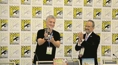 El Inkpot Award se entrega quienes han sido de alguna manera un parteaguas con sus personajes en la cultura popular. En la imagen Trino es acompañado por el representante del consulado mexicano en San Diego. ESPECIAL