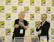 El Inkpot Award se entrega quienes han sido de alguna manera un parteaguas con sus personajes en la cultura popular. En la imagen Trino es acompañado por el representante del consulado mexicano en San Diego. ESPECIAL
