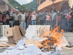 En algunas regiones del país, como en Veracruz, además de los enfrentamientos entre morenistas también hubo quema de urnas. ESPECIAL