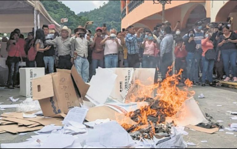 En algunas regiones del país, como en Veracruz, además de los enfrentamientos entre morenistas también hubo quema de urnas. ESPECIAL
