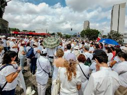 Los manifestantes que caminaron por todo avenida La Paz hasta llegar a la glorieta de avenida Chapultepec y Niños Héroes, traían entre sus manos flores en color blanco, veladoras y algunos carteles con desaparecidos. EL INFORMADOR/G. GALLO