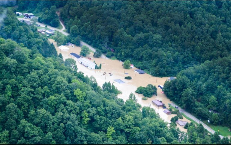 Las lluvias han sido tan fuertes que el viernes el tramo del río Kentucky en la ciudad de Jackson alcanzó la cota más alta jamás registrada con 13 metros, superando un récord establecido en 1939. EFE / J. Elbouab