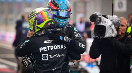 Los pilotos George Russell y Lewis Hamilton, demostraron que las nuevas adecuaciones avaladas por la FIA les beneficiaron. AFP/J. MARKOVEC