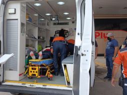 El conductor en lugar de ajustar la palanca en reversa, aceleró provocando el accidente. ESPECIAL