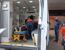 El conductor en lugar de ajustar la palanca en reversa, aceleró provocando el accidente. ESPECIAL
