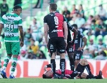 Rocha tuvo que abandonar el campo en el carrito de las desgracias. IMAGO7