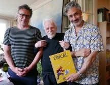 En sus redes sociales, Alejandro Jodorowsky compartió fotografías con el director ganador de Oscar, Taika Waititi (I), y al actor y guionista Jemaine Clement (D). FACEBOOK / Alejandro Jodorowsky