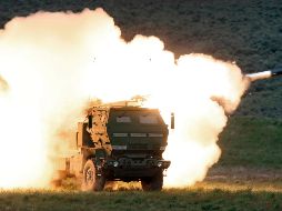 Los HIMARS de gran movilidad disparan misiles guiados por GPS con un alcance de 80 kilómetros, lo que permite a Ucrania atacar objetivos rusos que antes estaban fuera del alcance. AP / ARCHIVO