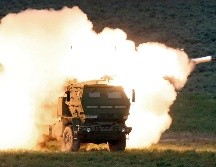 Los HIMARS de gran movilidad disparan misiles guiados por GPS con un alcance de 80 kilómetros, lo que permite a Ucrania atacar objetivos rusos que antes estaban fuera del alcance. AP / ARCHIVO