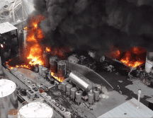 Los hechos se suscitaron en una empresa ubicada en el Parque Industrial Mitras, en donde los elementos de Protección Civil estatal confirmaron que el incendio es en una bodega donde almacenaban solventes. ESPECIAL