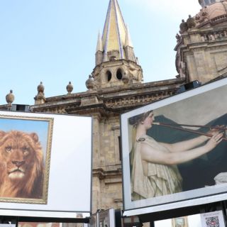 Disfrutan audioguías de la exposición ‘El Prado en Guadalajara’, en el Centro Histórico