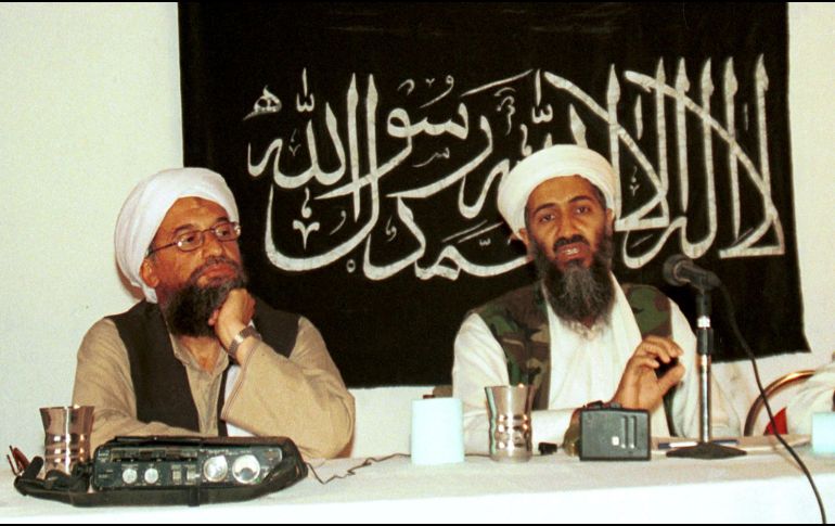 Zawahiri (i) fue el cerebro de los ataques terroristas del 11 de septiembre de 2001, junto con Bin Laden (d). AP/ARCHIVO