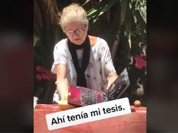 En el video se ve a la abuelita exprimiendo la esponja sobre la pantalla y pasándola por el teclado. ESPECIAL