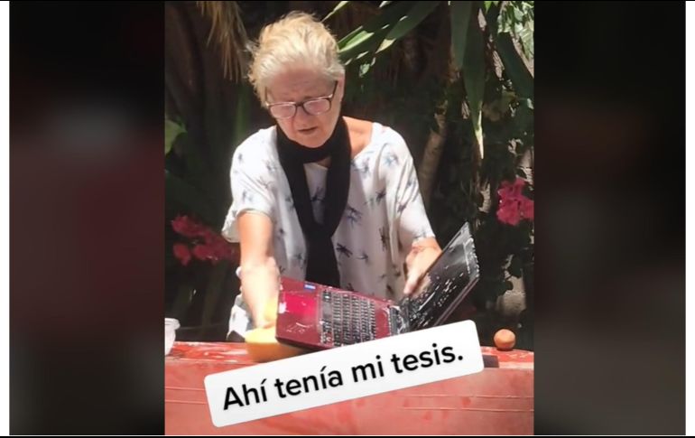 En el video se ve a la abuelita exprimiendo la esponja sobre la pantalla y pasándola por el teclado. ESPECIAL