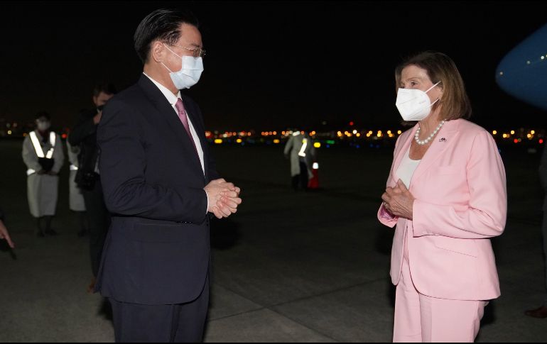 La presidenta de la Cámara de Representantes de Estados Unidos, Nancy Pelosi, es recibida por el ministro taiwanés de Relaciones Exteriores, Joseph Wu. AP / Ministerio de Relaciones Exteriores de Taiwán