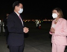 La presidenta de la Cámara de Representantes de Estados Unidos, Nancy Pelosi, es recibida por el ministro taiwanés de Relaciones Exteriores, Joseph Wu. AP / Ministerio de Relaciones Exteriores de Taiwán